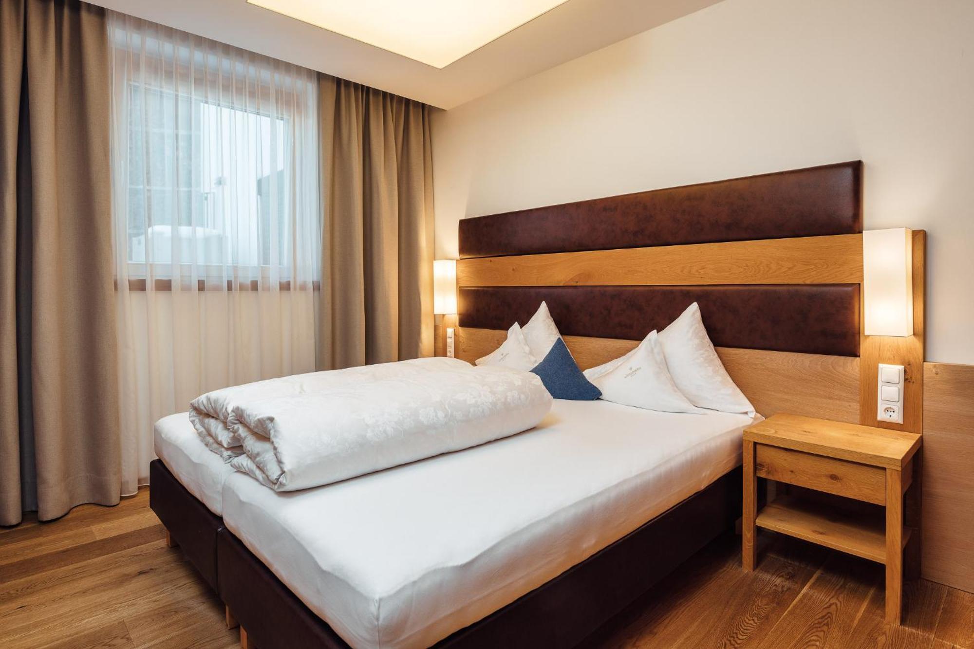 Schneeweiss Lifestyle - - Living Serfaus