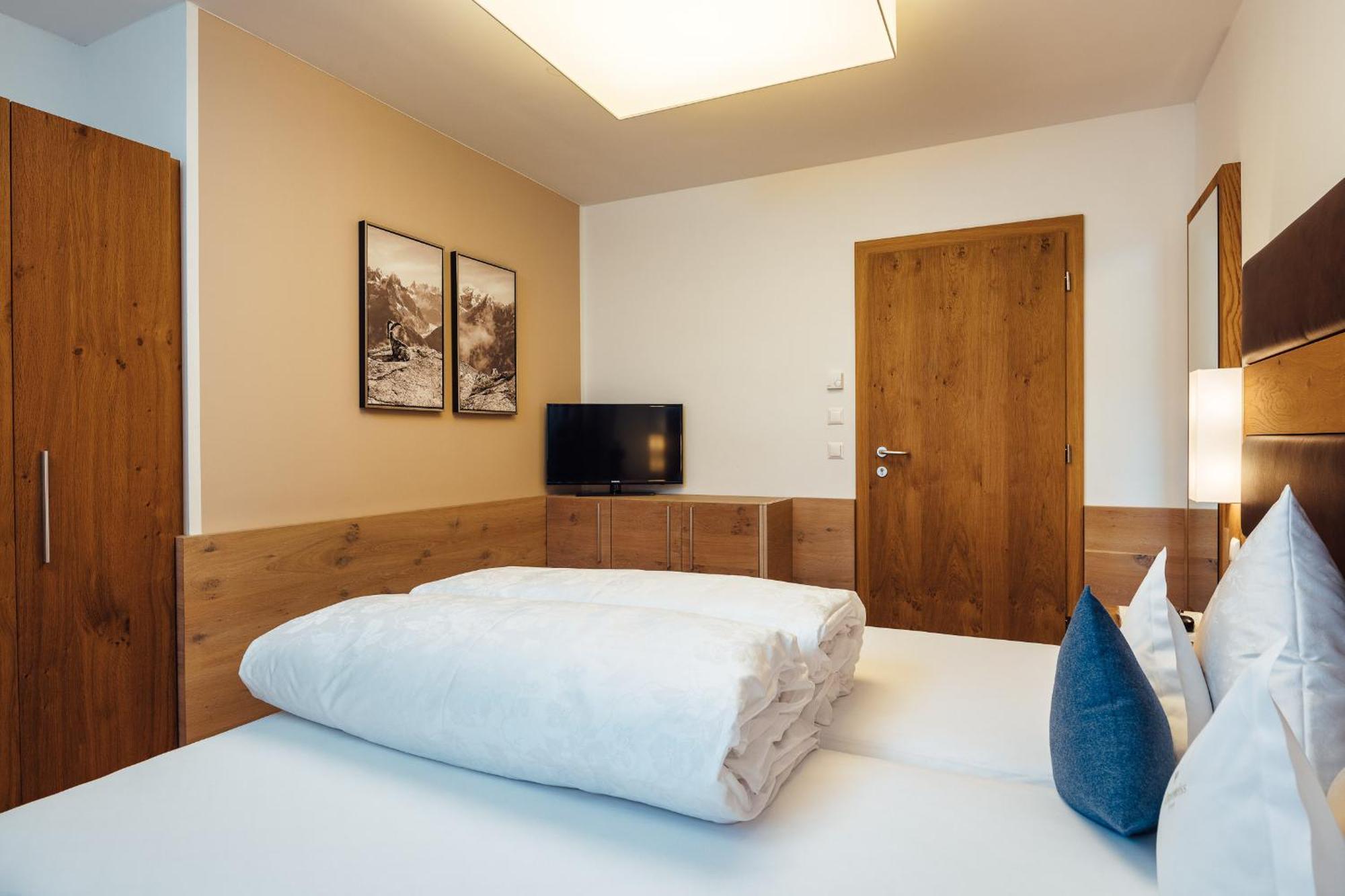 Schneeweiss Lifestyle - - Living Serfaus