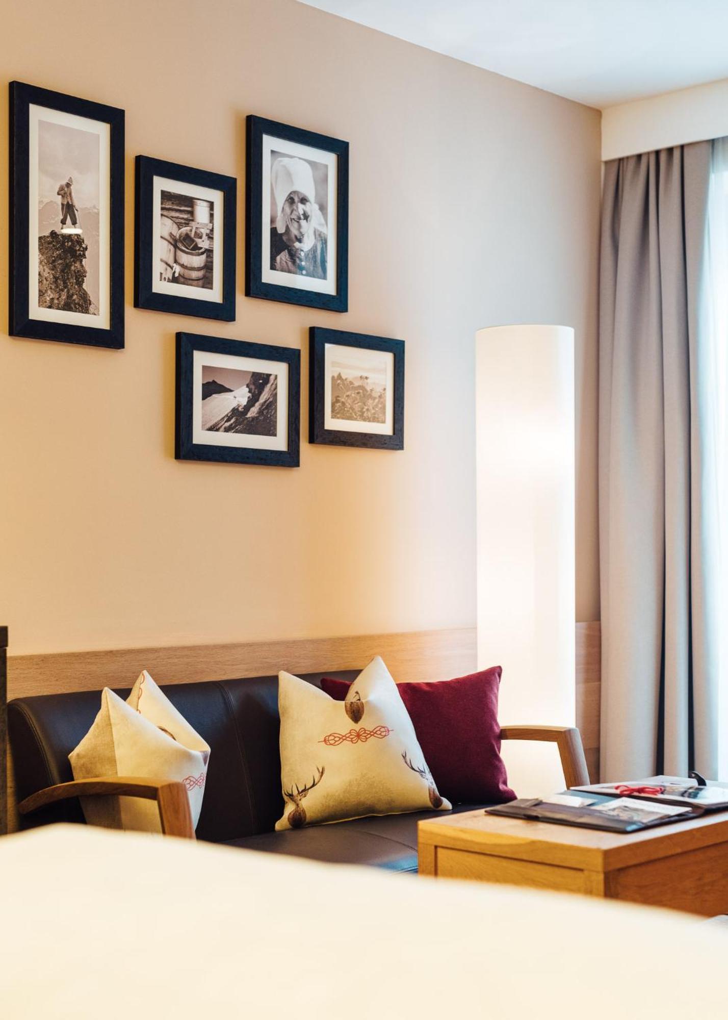 Schneeweiss Lifestyle - - Living Apartment