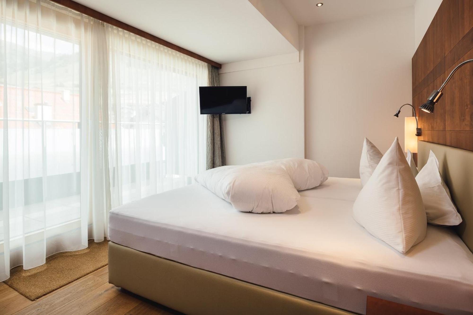 Schneeweiss Lifestyle - - Living Serfaus