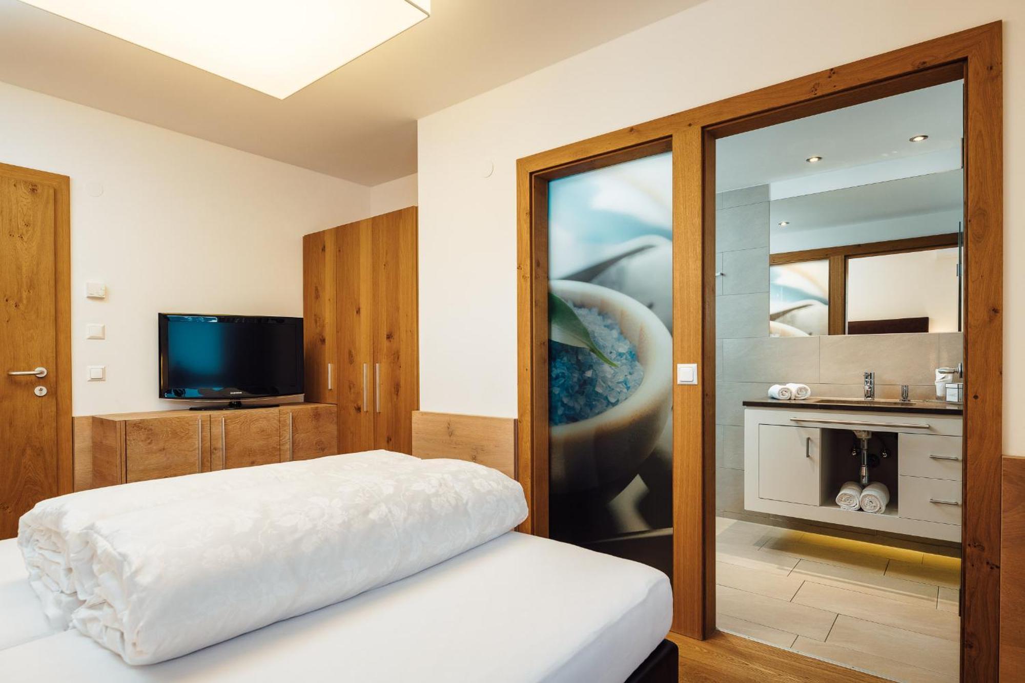 Schneeweiss Lifestyle - - Living Apartment *